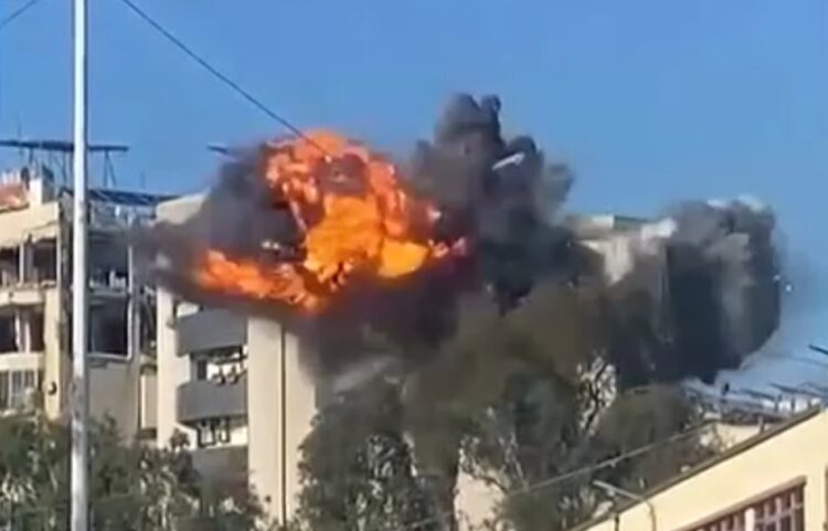 Η στιγμή που κτήριο στη Βηρυτό δέχεται επίθεση από τις ισραηλινές δυνάμεις (φωτ.: glomex)