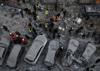 Κατεστραμμένα αυτοκίνητα μετά από ισραηλινό πλήγμα στη Βηρυτό (φωτ.: EPA/Wael Hamzeh)