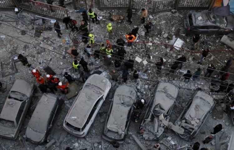 Κατεστραμμένα αυτοκίνητα μετά από ισραηλινό πλήγμα στη Βηρυτό (φωτ.: EPA/Wael Hamzeh)