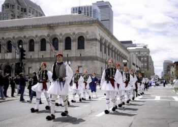 Στιγμιότυπο από παλιότερη ελληνική παρέλαση στη Βοστόνη (φωτ.: hellenicdailynewsny.com)