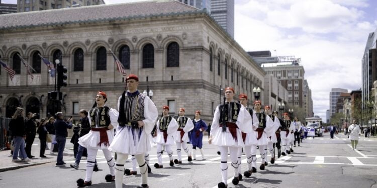 Στιγμιότυπο από παλιότερη ελληνική παρέλαση στη Βοστόνη (φωτ.: hellenicdailynewsny.com)