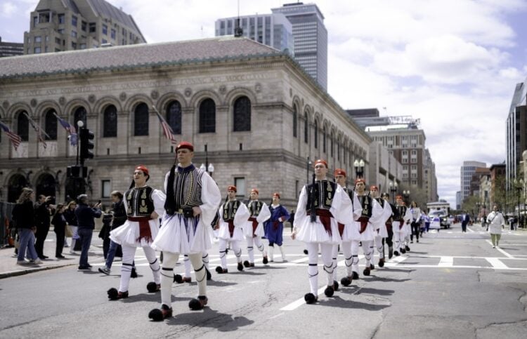 Στιγμιότυπο από παλιότερη ελληνική παρέλαση στη Βοστόνη (φωτ.: hellenicdailynewsny.com)