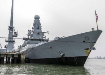 Το αντιτορπιλικό Dragon αγκυροβολημένο στη ναυτική βάση του Πόρστμουθ (φωτ.: EPA/Βρετανικό Υπουργείο Άμυνας/Helayna Birkett)