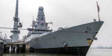 Το αντιτορπιλικό Dragon αγκυροβολημένο στη ναυτική βάση του Πόρστμουθ (φωτ.: EPA/Βρετανικό Υπουργείο Άμυνας/Helayna Birkett)