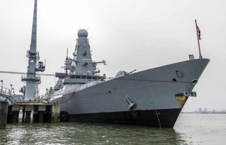 Το αντιτορπιλικό Dragon αγκυροβολημένο στη ναυτική βάση του Πόρστμουθ (φωτ.: EPA/Βρετανικό Υπουργείο Άμυνας/Helayna Birkett)