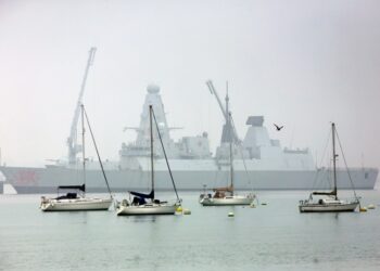 Το βρετανικό αντιτορπιλικό HMS Dragon στο λιμάνι του Πόρτσμουθ, λίγο πριν αναχωρήσει για την Κύπρο (φωτ.: EPA/Neil Hall)