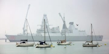 Το βρετανικό αντιτορπιλικό HMS Dragon στο λιμάνι του Πόρτσμουθ, λίγο πριν αναχωρήσει για την Κύπρο (φωτ.: EPA/Neil Hall)