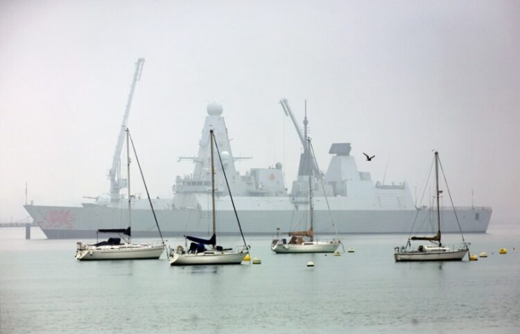 Το βρετανικό αντιτορπιλικό HMS Dragon στο λιμάνι του Πόρτσμουθ, λίγο πριν αναχωρήσει για την Κύπρο (φωτ.: EPA/Neil Hall)