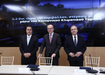 Οι Κωστής Χατζηδάκης,  Σταύρος Παπασταύρου και Νίκος Παπαθανάσης λίγο πριν από τη συνέντευξη Τύπου, Τρίτη 17 Μαρτίου 2026 (φωτ.: ΑΠΕ-ΜΠΕ / Γιάννης Κολεσίδης)