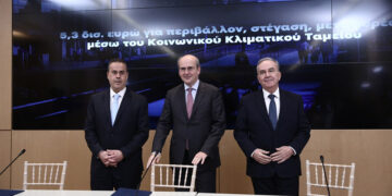 Οι Κωστής Χατζηδάκης,  Σταύρος Παπασταύρου και Νίκος Παπαθανάσης λίγο πριν από τη συνέντευξη Τύπου, Τρίτη 17 Μαρτίου 2026 (φωτ.: ΑΠΕ-ΜΠΕ / Γιάννης Κολεσίδης)