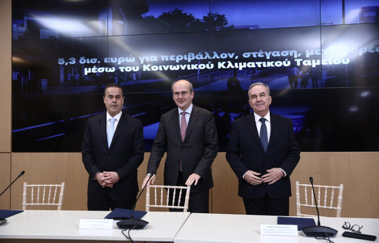 Οι Κωστής Χατζηδάκης,  Σταύρος Παπασταύρου και Νίκος Παπαθανάσης λίγο πριν από τη συνέντευξη Τύπου, Τρίτη 17 Μαρτίου 2026 (φωτ.: ΑΠΕ-ΜΠΕ / Γιάννης Κολεσίδης)