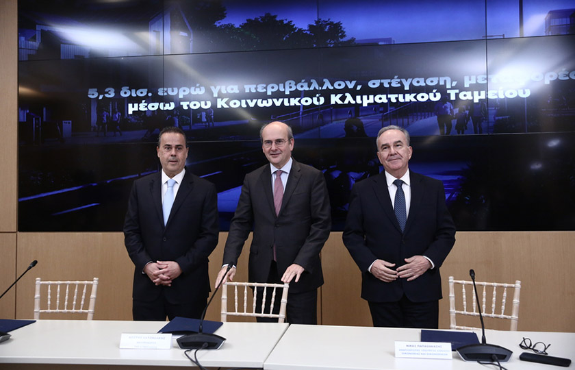 Οι Κωστής Χατζηδάκης,  Σταύρος Παπασταύρου και Νίκος Παπαθανάσης λίγο πριν από τη συνέντευξη Τύπου, Τρίτη 17 Μαρτίου 2026 (φωτ.: ΑΠΕ-ΜΠΕ / Γιάννης Κολεσίδης)