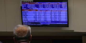 Χρηματιστής παρακολουθεί την πορεία των τιμών (φωτ.: EPA / Rehan Khan)