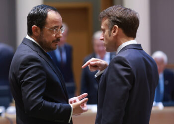 Ο Νίκος Χριστοδουλίδης συνομιλεί με τον Εμανουέλ Μακρόν κατά τη διάρκεια Συνόδου Κορυφής στις Βρυξέλλες. 20 Μαρτίου 2025 (φωτ.: EPA / Olivier Hoslet / POOL)