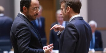 Ο Νίκος Χριστοδουλίδης συνομιλεί με τον Εμανουέλ Μακρόν κατά τη διάρκεια Συνόδου Κορυφής στις Βρυξέλλες. 20 Μαρτίου 2025 (φωτ.: EPA / Olivier Hoslet / POOL)