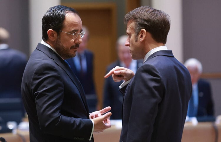 Ο Νίκος Χριστοδουλίδης συνομιλεί με τον Εμανουέλ Μακρόν κατά τη διάρκεια Συνόδου Κορυφής στις Βρυξέλλες. 20 Μαρτίου 2025 (φωτ.: EPA / Olivier Hoslet / POOL)