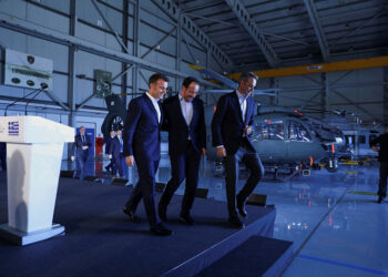 Ο Εμανουέλ Μακρόν, ο Νίκος Χριστοδουλίδης και ο Κυριάκος Μητσοτάκης αποχωρούν μετά από κοινή συνέντευξη Τύπου στο στρατιωτικό αεροδρόμιο της Πάφου, στις 9 Μαρτίου 2026 (φωτ.: EPA / Gonzalo Fuentes / POOL)