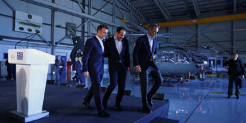 Ο Εμανουέλ Μακρόν, ο Νίκος Χριστοδουλίδης και ο Κυριάκος Μητσοτάκης αποχωρούν μετά από κοινή συνέντευξη Τύπου στο στρατιωτικό αεροδρόμιο της Πάφου, στις 9 Μαρτίου 2026 (φωτ.: EPA / Gonzalo Fuentes / POOL)