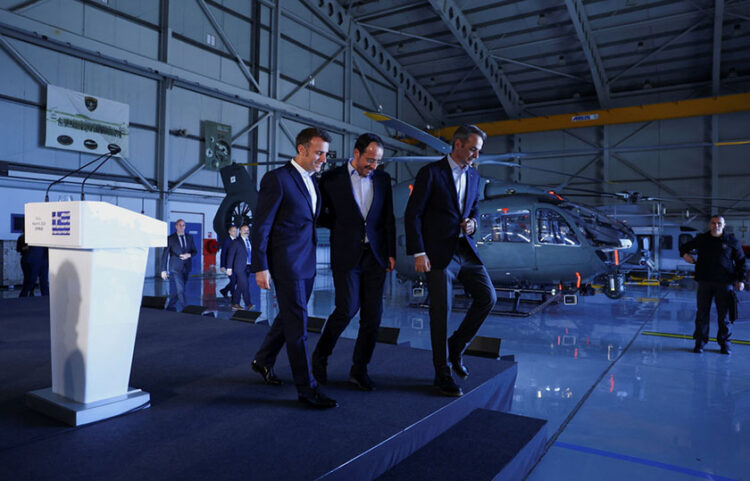 Ο Εμανουέλ Μακρόν, ο Νίκος Χριστοδουλίδης και ο Κυριάκος Μητσοτάκης αποχωρούν μετά από κοινή συνέντευξη Τύπου στο στρατιωτικό αεροδρόμιο της Πάφου, στις 9 Μαρτίου 2026 (φωτ.: EPA / Gonzalo Fuentes / POOL)