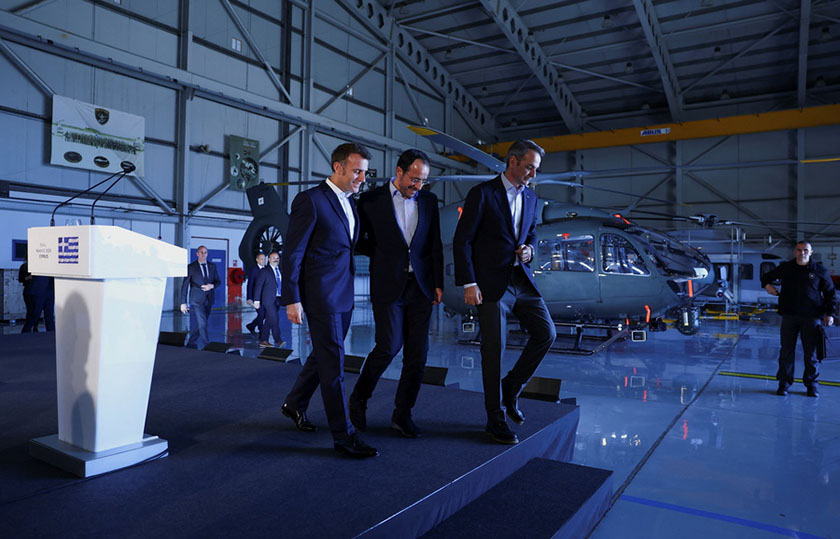 Ο Εμανουέλ Μακρόν, ο Νίκος Χριστοδουλίδης και ο Κυριάκος Μητσοτάκης αποχωρούν μετά από κοινή συνέντευξη Τύπου στο στρατιωτικό αεροδρόμιο της Πάφου, στις 9 Μαρτίου 2026 (φωτ.: EPA / Gonzalo Fuentes / POOL)