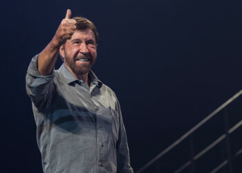 Ο Τσακ Νόρις χαιρετά το κοινό στην τελετή έναρξης της 15ης φιλανθρωπικής δράσης Shoe Box, στη Βουδαπέστη. 24 Νοεμβρίου 2018 (φωτ.: EPA / Marton Monus HUNGARY OUT)