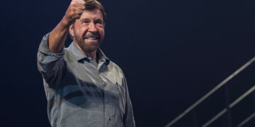 Ο Τσακ Νόρις χαιρετά το κοινό στην τελετή έναρξης της 15ης φιλανθρωπικής δράσης Shoe Box, στη Βουδαπέστη. 24 Νοεμβρίου 2018 (φωτ.: EPA / Marton Monus HUNGARY OUT)