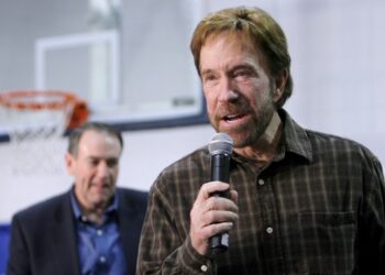 Ο Τσακ Νόρις το 2008 σε καμπάνια του Ρεμπουμπλικανού υποψηφίου Μάικ Χάκαμπι (φωτ.: EPA/Justin Lane)