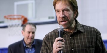 Ο Τσακ Νόρις το 2008 σε καμπάνια του Ρεμπουμπλικανού υποψηφίου Μάικ Χάκαμπι (φωτ.: EPA/Justin Lane)