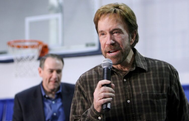 Ο Τσακ Νόρις το 2008 σε καμπάνια του Ρεμπουμπλικανού υποψηφίου Μάικ Χάκαμπι (φωτ.: EPA/Justin Lane)