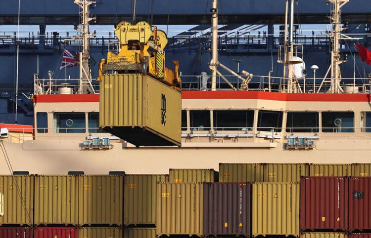 Κοντέινερ φορτώνονται σε καράβι στο λιμάνι του Φέλιξστοου στην Αγγλία, 11 Μαρτίου 2026 (φωτ.: EPA / Neil Hall)