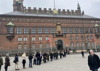 Δανοί περιμένουν να ψηφίσουν έξω από το δημαρχείο της Κοπεγχάγης (φωτ.: Γιώργος Κουρκουρίκης)