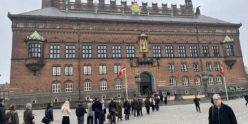 Δανοί περιμένουν να ψηφίσουν έξω από το δημαρχείο της Κοπεγχάγης (φωτ.: Γιώργος Κουρκουρίκης)