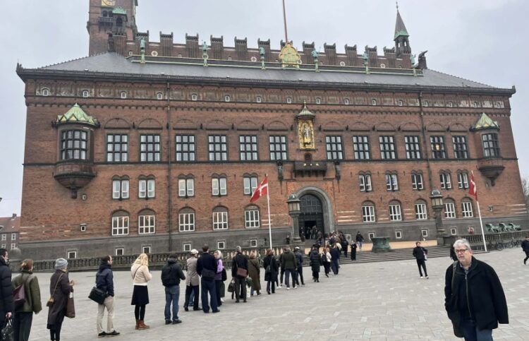 Δανοί περιμένουν να ψηφίσουν έξω από το δημαρχείο της Κοπεγχάγης (φωτ.: Γιώργος Κουρκουρίκης)