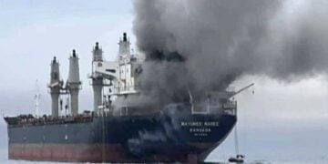 Φωτογραφία του βασιλικού Ναυτικού της Ταϊλάνδης δείχνει το πλοίο Mayuree Naree να έχει τυλιχθεί στις φλόγες, στα Στενά του Ορμούζ (φωτ.: EPA/Βασιλικό Ναυτικό της Ταΐλάνδης)