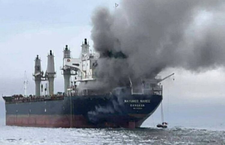 Φωτογραφία του βασιλικού Πολεμικού Ναυτικού της Ταϊλάνδης δείχνει το πλοίο Mayuree Naree να έχει τυλιχθεί στις φλόγες, στα Στενά του Ορμούζ (φωτ.: EPA/Βασιλικό Ναυτικό της Ταΐλάνδης)