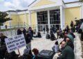 Συγκεντρωμένος κόσμος έξω από τα δικαστήρια της Λάρισας (φωτ.: EUROKINISSI/Λεωνίδας Τζέκας)
