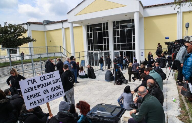 Συγκεντρωμένος κόσμος έξω από τα δικαστήρια της Λάρισας (φωτ.: EUROKINISSI/Λεωνίδας Τζέκας)