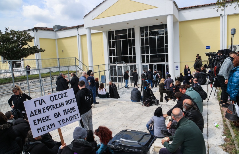 Συγκεντρωμένος κόσμος έξω από τα δικαστήρια της Λάρισας (φωτ.: EUROKINISSI/Λεωνίδας Τζέκας)