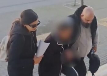 Η 77χρονη οδηγείται στον ανακριτή (φωτ.: glomex)