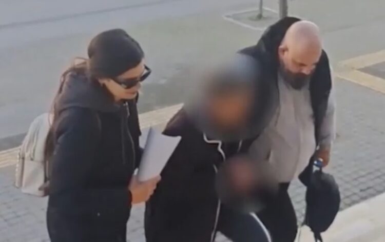 Η 77χρονη οδηγείται στον ανακριτή (φωτ.: glomex)