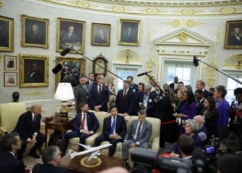 Στιγμιότυπο από συνάντηση του Ντόναλντ Τραμπ με αμερικανούς αξιωματούχους στο Οβάλ Γραφείο του Λευκού Οίκου (φωτ.: EPA/Samuel Corum/POOL)