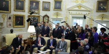 Στιγμιότυπο από συνάντηση του Ντόναλντ Τραμπ με αμερικανούς αξιωματούχους στο Οβάλ Γραφείο του Λευκού Οίκου (φωτ.: EPA/Samuel Corum/POOL)