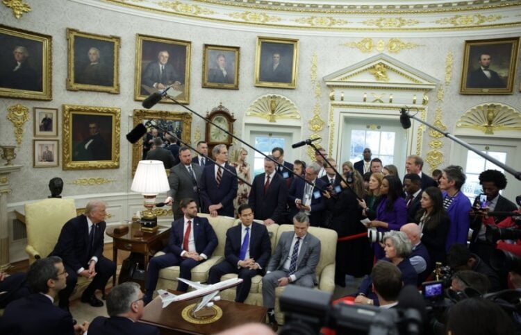 Στιγμιότυπο από συνάντηση του Ντόναλντ Τραμπ με αμερικανούς αξιωματούχους στο Οβάλ Γραφείο του Λευκού Οίκου (φωτ.: EPA/Samuel Corum/POOL)