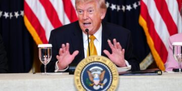 Ο αμερικανός πρόεδρος Ντόναλντ Τραμπ κάνει δηλώσεις στο κέντρο Παραστατικών Τεχνών John F. Kennedy στην Ανατολική Αίθουσα του Λευκού Οίκου (φωτ.: EPA/Aaron Schwartz / POOL)