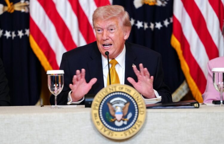 Ο αμερικανός πρόεδρος Ντόναλντ Τραμπ κάνει δηλώσεις στο κέντρο Παραστατικών Τεχνών John F. Kennedy στην Ανατολική Αίθουσα του Λευκού Οίκου (φωτ.: EPA/Aaron Schwartz / POOL)