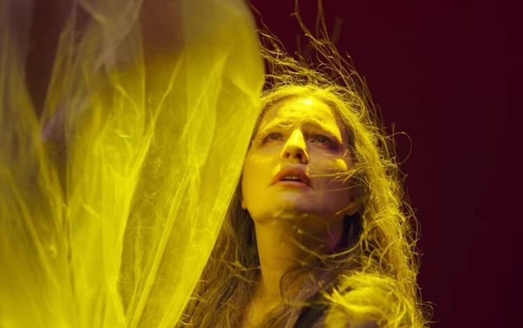 Η Μαρία Κίτσου στην παράσταση «Η Δούκισσα της Πλακεντίας» (φωτ. Γκέλυ Καλαμπάκα/ facebook.com/tagaristheatre)