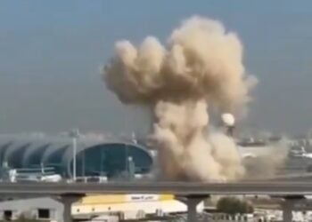 Στιγμιότυπο από έκρηξη στην περιοχή του αεροδρομίου του Ντουμπάι (φωτ.: Χ/Casper)
