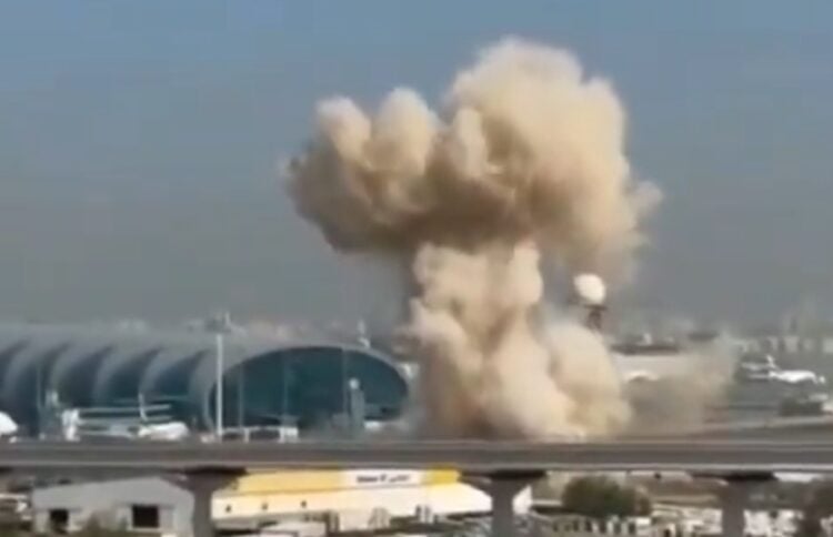 Στιγμιότυπο από έκρηξη στην περιοχή του αεροδρομίου του Ντουμπάι (φωτ.: Χ/Casper)