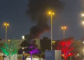 Καπνός υψώνεται πάνω από το αμερικανικό προξενείο στο Ντουμπάι (φωτ.: Χ/Shakir ahmed)