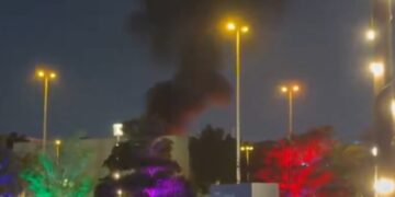 Καπνός υψώνεται πάνω από το αμερικανικό προξενείο στο Ντουμπάι (φωτ.: Χ/Shakir ahmed)